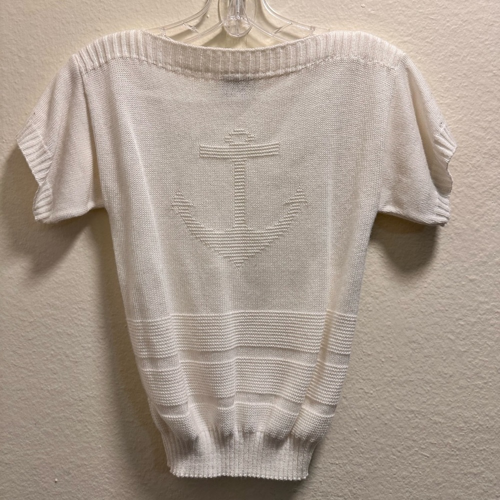 Cute sweater with the 80’s feels